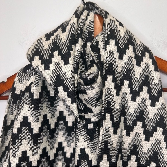 Carlisle 100% Wool Chevron Black & Grey Faux Fur Scarf - Picture 2 of 10